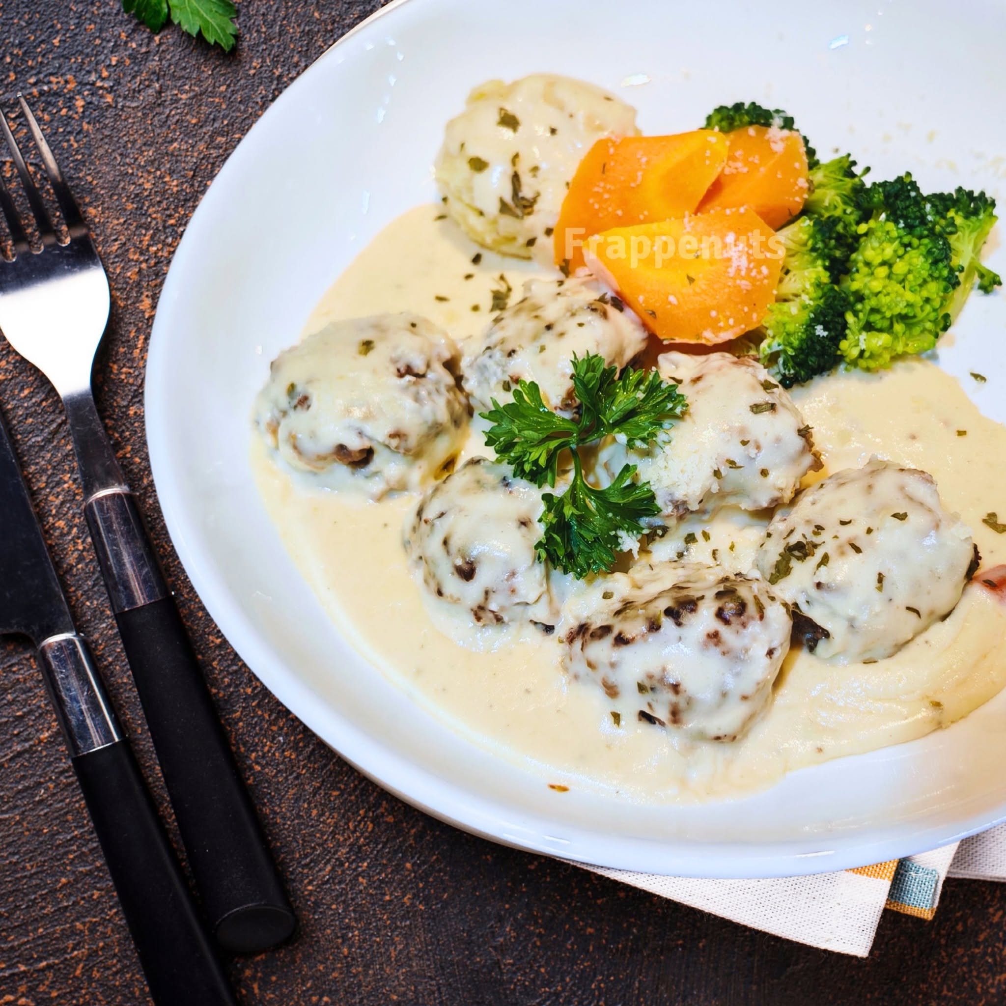 Creamy meatballs with mashed potato
